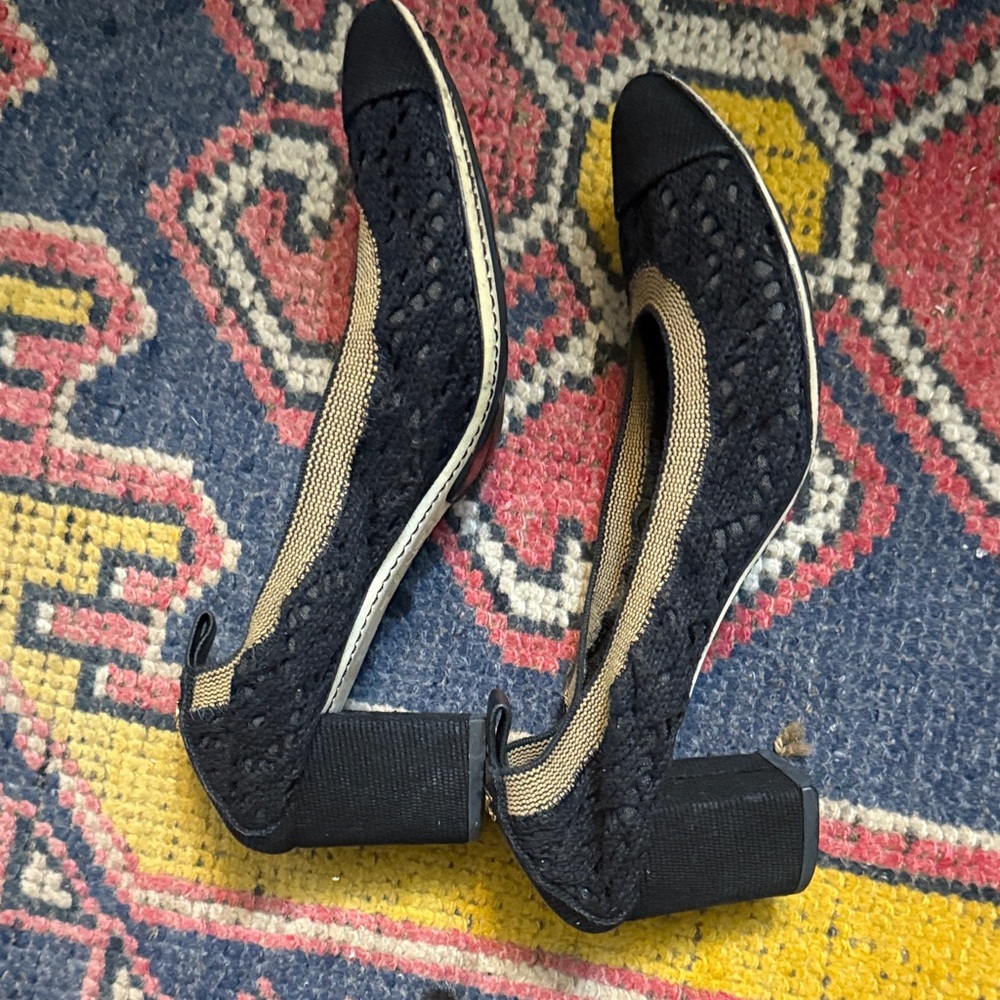 CHANEL Black and Tan Lace Flats - Picture 7 of 11